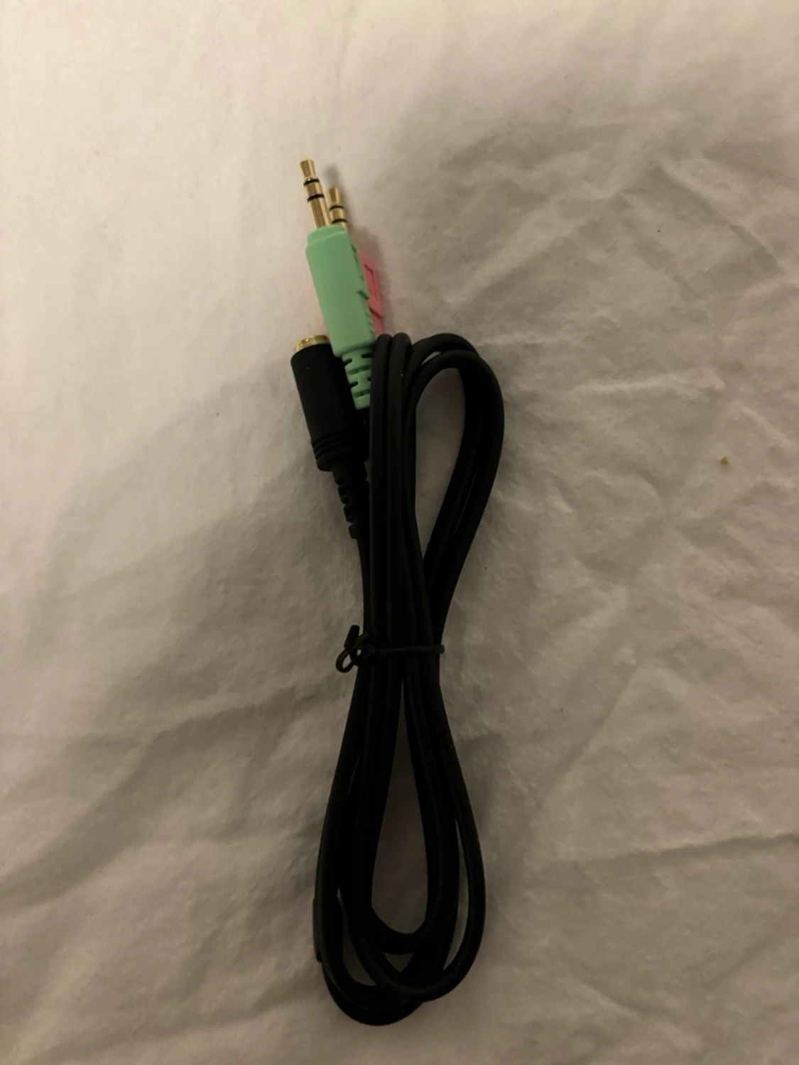 Svart ljudkabel med 3,5mm kontakter