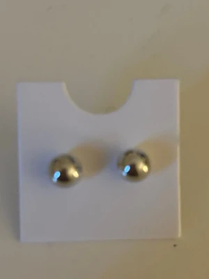 Örhängen  - Små runda örhängen som är helt oandvända 💕💕