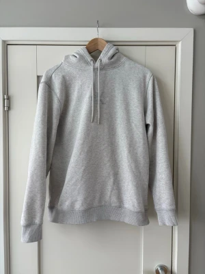 Calvin Klein hoodie - Helt ny snygg ljusgrå Calvin Klein hoodie. Storlek M. Köptes ny för 1600kr men säljer den nu för endast 499kr