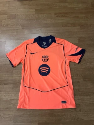 FC Barcelona tredjeställ  - En snygg FC Barcelona matchtröja för säsongen 25/26, finns tillgänglig i storlek S. Fraktas omedelbart och är helt ny.