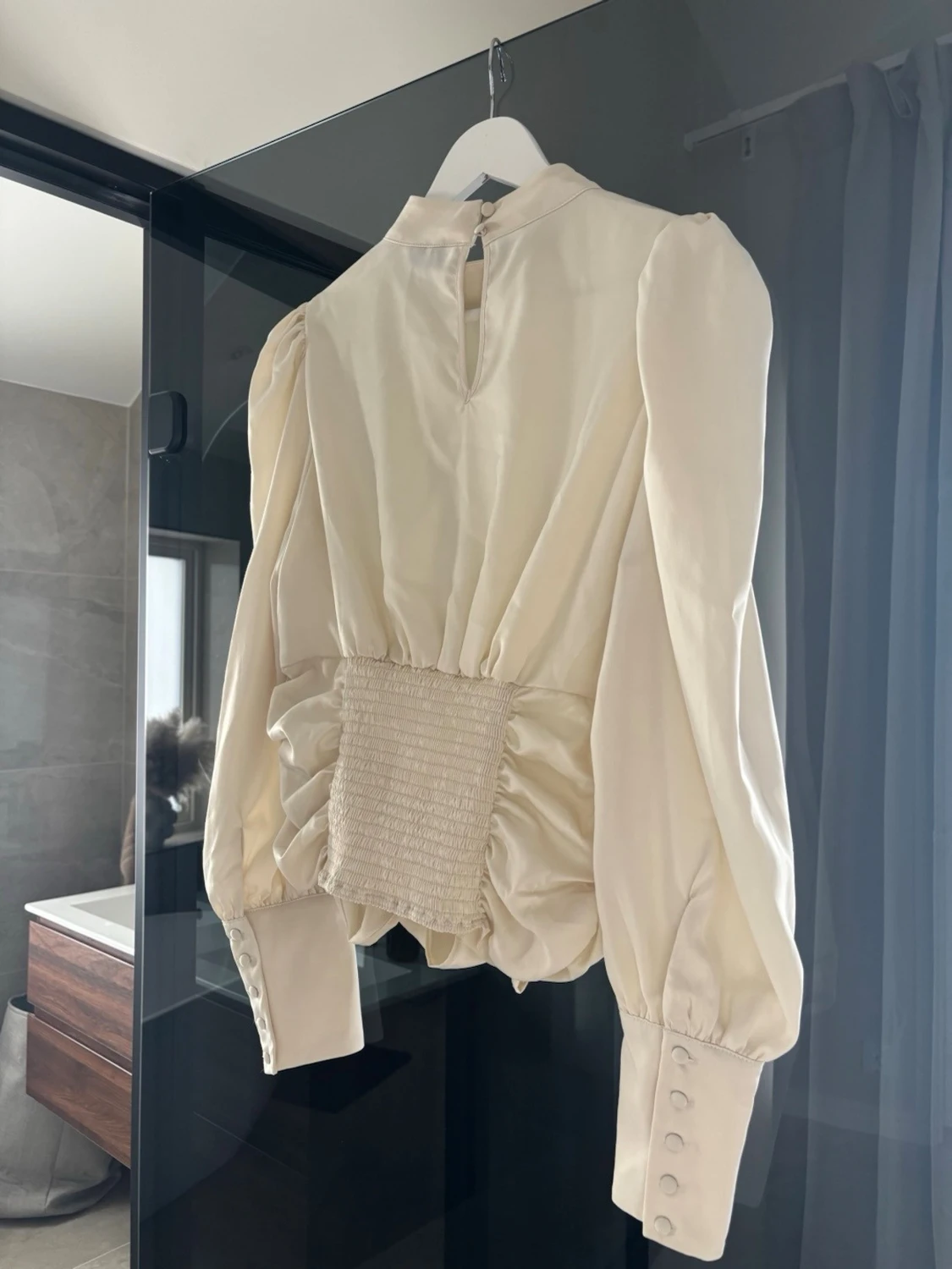 Krämvit blus med puffärm och rynk - 1