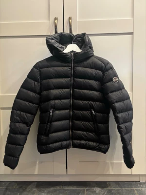 colmar jacka - säljer min colmar jacka då den inte kommer till användning😇kontakta för fler bilder eller frågor 🙏🏼