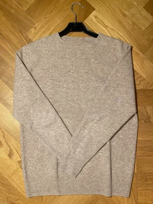 Stickad tröja - Säljer denna beiga stickade tröjan i storlek S. Har endast använd den ett fåtal gånger och har inga tecken på användning. Om du har några frågor eller funderingar är de bara att höra av sig!😄