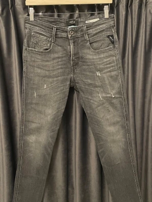 Replay anbass - Replay anbass - skick 9/10, mycket fint skick, utöver en liten fläck (bild 7), men som borde gå att få bort! - storlek 28/30 - väldigt schyssta jeans med lite mindre slitningar - hör av er vid frågor🙌