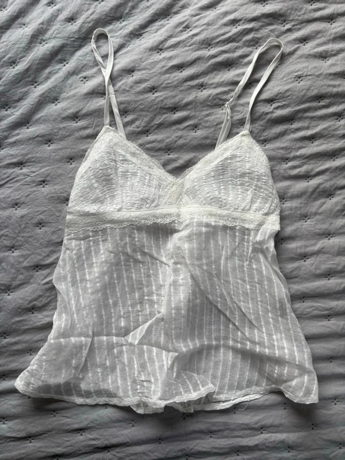 Vit  linnetopp med spets