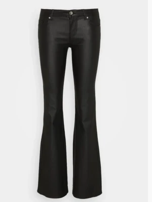 Svarta utsvängda jeans i skinnlook - Snygga svarta jeans med utsvängda ben i skin, byxorna är ifrån only och är i fint skick, ja har sytt ner dem lite så de är inte jätte högmodjade och de syns inte att de är omsydda, de är i 24/32