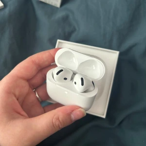 Airpods 4 - Helt nya Airpods 4 (endast testade) *har INTE aktiv brusreducering*. Toppen ljud! Säljer då fick dessa och vill inte byta från dom jag redan har. Ny pris ca 1700kr.