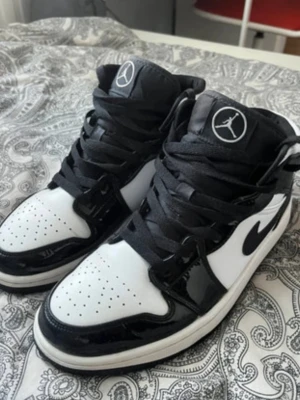 Air Jordan 1 Mid svart/vit - Svart vita Jordan 1 Mid i storlek 39 Använda ungefär 2 gånger och är i fullt fungerande skick och väldigt rena! Skriv vid frågor 🥰