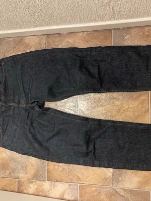 Rad Rufus 31 x 34 - Råa rad Rufus 31 x 34, rak passform som 501 men mer rum i lår. Kommer fadea vackert. 4 månader användning inte varje dag och 1 tvätt