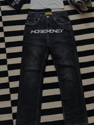 More Money Jeans - Svarta More Money jeans. Bra skick.