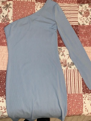 Ljusblå kort klänning - Ljusblå klänning med slits i armen