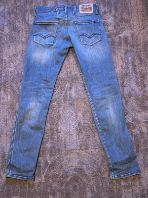 Blå skinny jeans från Replay - Säljer ett par blå skinny jeans från Replay i storlek W28 L32. Skicket är bra utan att lappen på baksidan är sönder men annars bra. Hör av er vi minsta fundering 