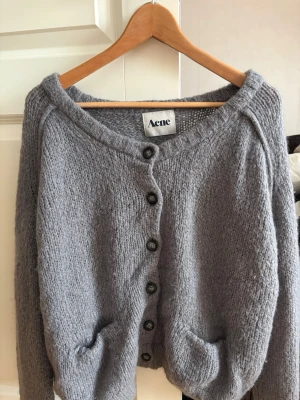 Kofta - Grå stickad kofta från Acne🥰
