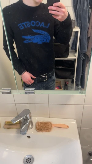 Lacoste Tröja Limited  - Säljer nu denna felfria Lacoste Tröjan som har ett nypris på 2700 och är limiterad! Den är köpt i London och har haft 2 ägare inklusive mig! Tecken på användning men inga defekter! Modellen på första bilden är 177 och väger ca 63!