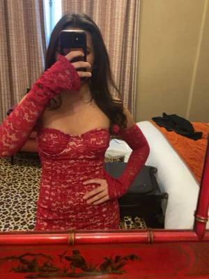 Röd spetsklänning  - Säljer denna slutsålda spetsklänningen från ego då den är för liten för mig. Det är en miniklänning som slutar under rumpan men har tyvärr ingen bild där man ser hela. Helt ny med prislapp i Storlek 32.