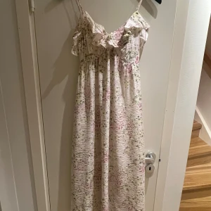 Blommig långklänning hm - Super snygg populär blommig långklänning från hm. Väldigt eftertraktad. Köp direkt för 400!🩷