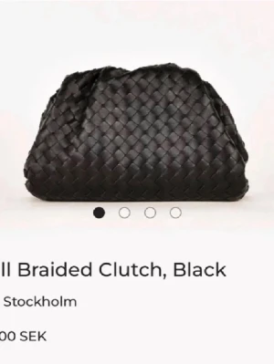Svart flätad clutch i läder - Super snygg väska i nyskick som tyvärr inte kommer till användning, köpt för 2400 på Jackie💞