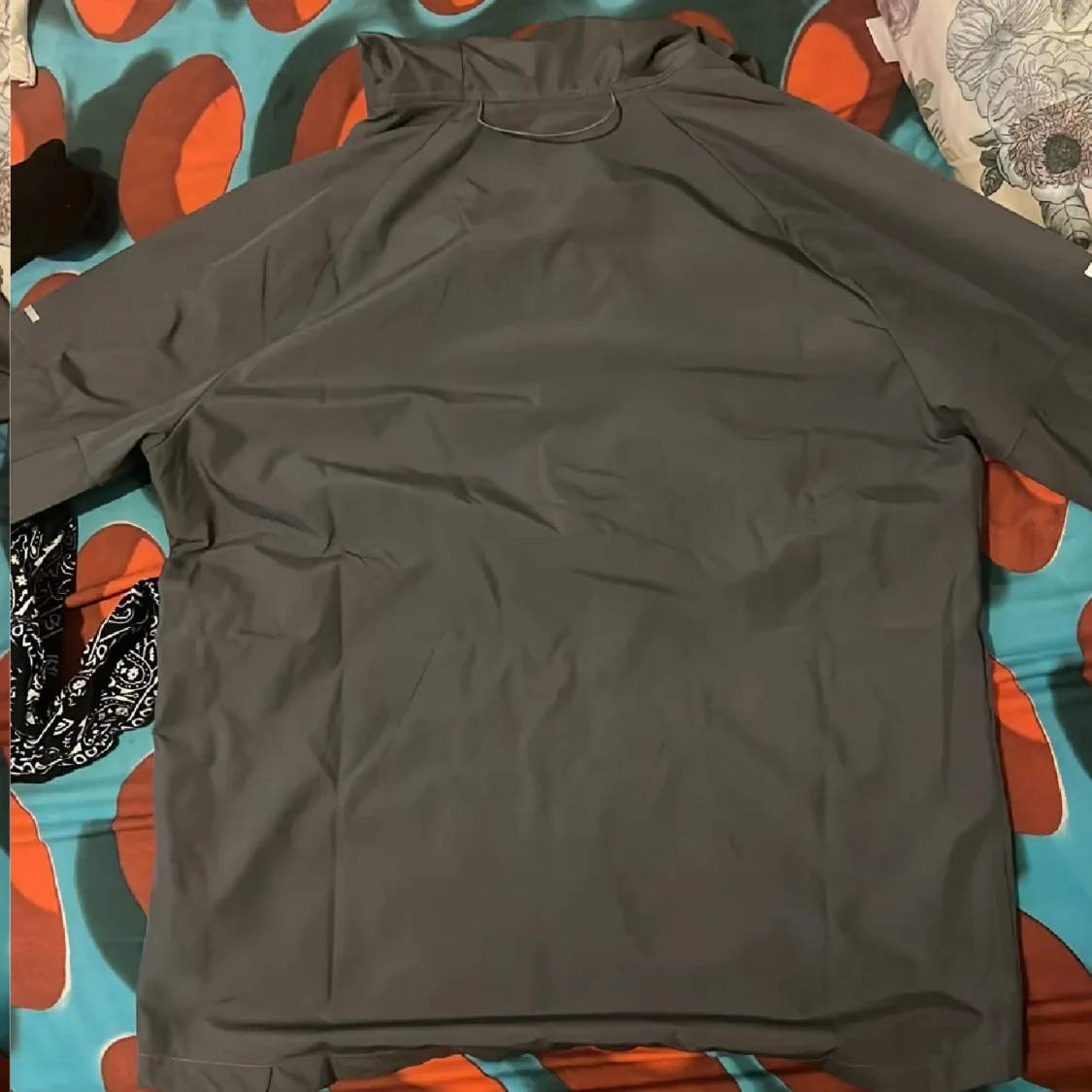 Mörkgrå Nike vindjacka med huva