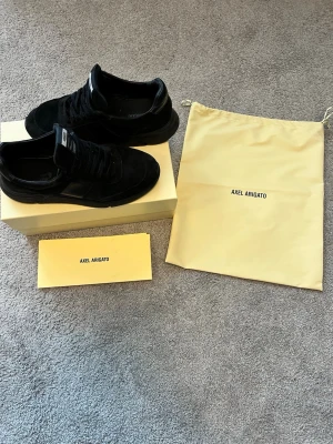 Axel arigat skor  - Skicket  är som på bilderna, allt på bilderna följer med, en innersula är utbytt 