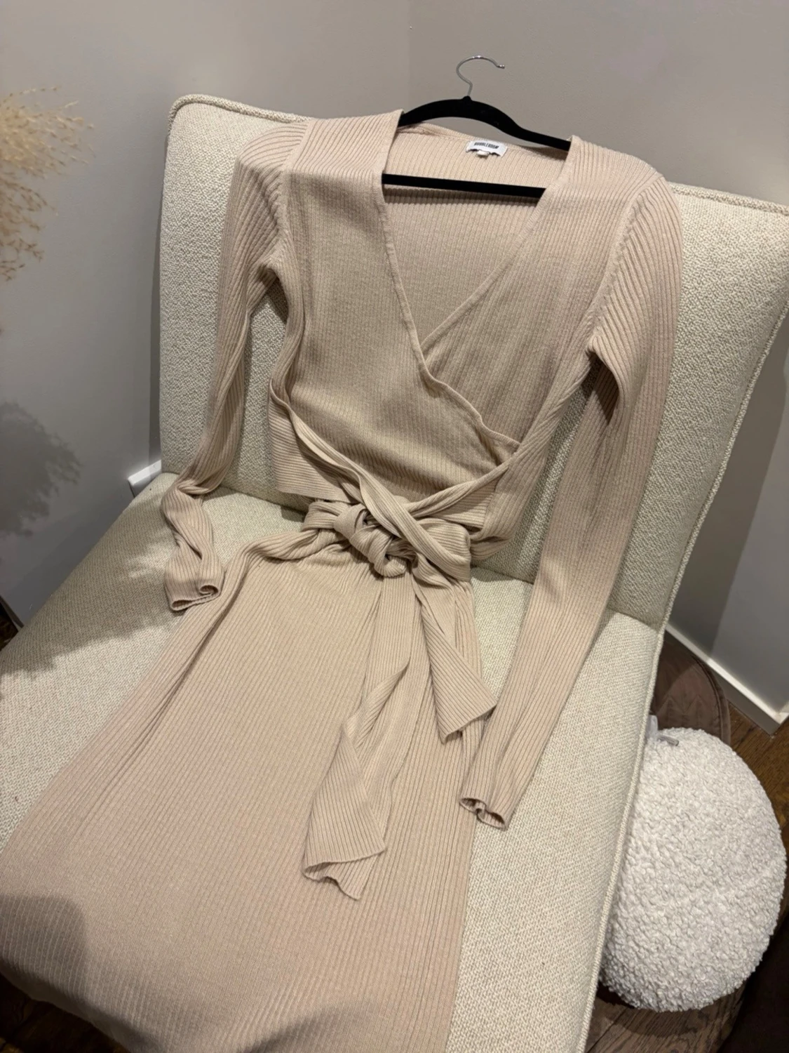 Beige omlottklänning från Bubbleroom