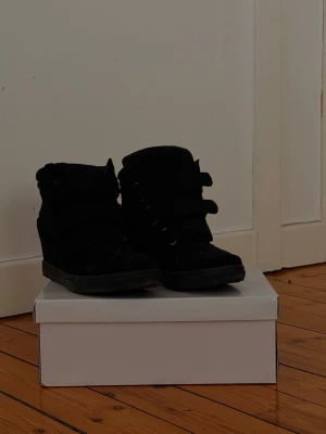 Isabel Marant Dupe från Nelly - Använda ett par gånger korta sträckor. Originalpris 699kr