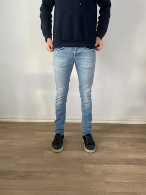 Dondupjeans - Säljer ett par helt nya ljusblå dondup jeans för endast 749kr!                                                                             Nypris:3999kr därav väldigt bra erbjudande.             Modell: skinny fit                                                            Om ni har några frågor är det bara att fråga på!