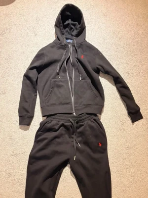 Svarta mjukisbyxor från Polo Ralph Lauren - Säljer en polo Ralph lauren set i storlek S jätte inga fläckar eller likande på den 