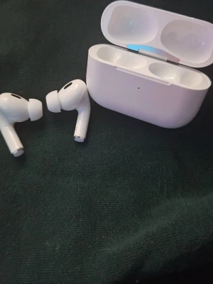 TWS bluetooth hörlurar / earbuds - Säljer ett par vita hörlurar med tillhörande laddningsetui. Hörlurarna är in-ear och har silikonproppar för bra passform. Snygg och stilren design i blankt plastmaterial, perfekt för dig som vill ha trådlös frihet och grymt ljud. 