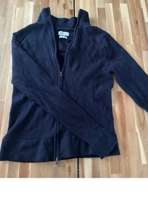 Zip Tröja - Mysig mörkblå ziptröja  med hög krage och hel dragkedja framtill. Tröjan har långa ärmar och ribbade muddar vid ärmslut och nederkant. Perfekt för lager på lager och enkel att matcha till olika outfits.