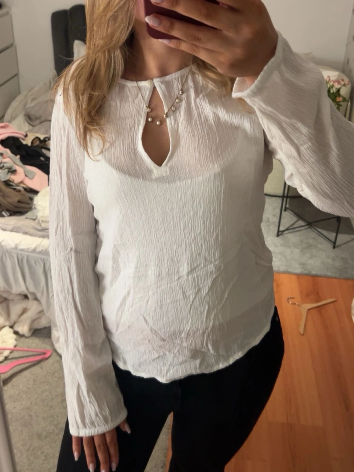 Vit blus med pärldetalj vid halsen