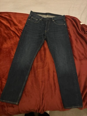 Mörkblå jeans - Klassiska mörkblå jeans från Arket med raka ben. Materialet är denim i bomull. W32 L30. Aldrig använda, nypris 800 kr.