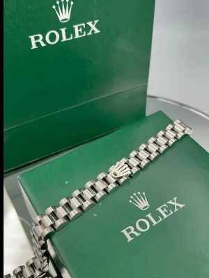 R0LEX armband  - 👌Säljer helt ny och oanvänd Rolle armband.                                                             📏Armbanden e 20,5 cm lång                                    🗃️Den kommer med lådan.                                         🚚Plus jag fraktar samma dag som du köper 