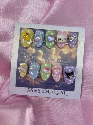 SugarMix (S);Short Almond - Handgjorda press-on naglar i pastellfärger med söta 3D figurer och prickar. Setet innehåller sanrio-motiv. Naglarna är korta mandelformade och i S: 15 mm, 11,5 mm, 12 mm, 11 mm, 9 mm .