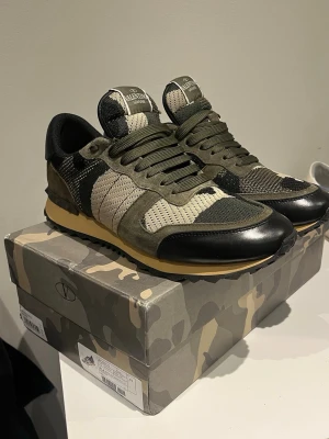 Valentino Rockrunners - Tja, säljer dessa Valentino Rockrunners, eftersom jag tröttnat på dem. Skorna är i jätte fint skick! Storlek 43! Pris går att diskutera! Dustbag medföljs! 