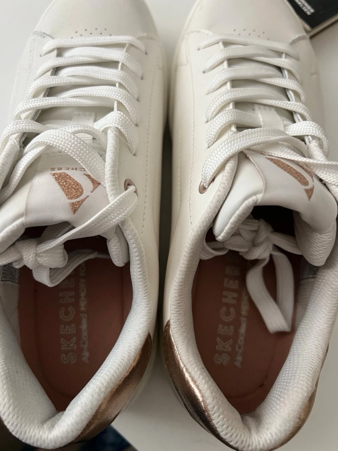 Vita Skechers sneakers i läder - 2