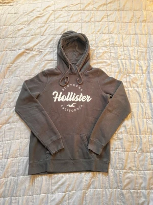 Hollister hoodie - Riktigt snygg och enkel hoodie från hollister. Storleken står M men passar XS/S. Den sitter perfekt på dig om du är ca 173-176