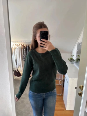 Stickad tröja  - Grön stickad tröja från vila i storlek Xs, knappt använd!