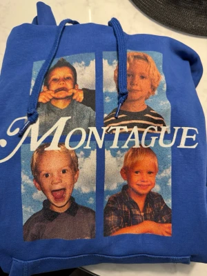 Blå Montague hoodie med tryck - Intreskoll på min montague hoddie, smått trasig vid mudden💕 skriv prisförslag så kan vi försöka komma överens om något pris