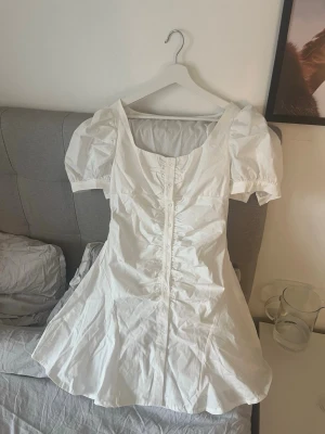 Studentklänning - Jättefin klänning perfekt till studenten eller skolavslutningen men även annars till sommaren! 