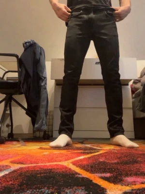 Svarta slim fit jeans - Säljer ett par svarta slim fit jeans med klassisk femficksdesign och normal midja. Jeansen har en stilren look och är tillverkade i stretchigt denimtyg som sitter snyggt längs benen. Perfekta för dig som gillar en enkel och modern stil.