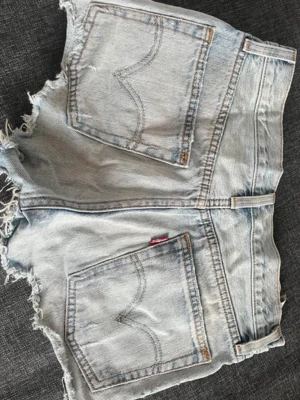 Levi's shorts  - Snygga Levi’s shorts i storlek S! Köpt på Vinted, men tyvärr för små för mig. 