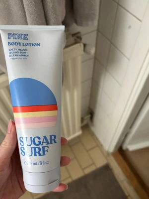 PINK Sugar Surf Body Lotion - Body Lotion från Victoria secret PINK🩷 I doften salty melon, island surf ocean amber.  Halva flaskan är använd.