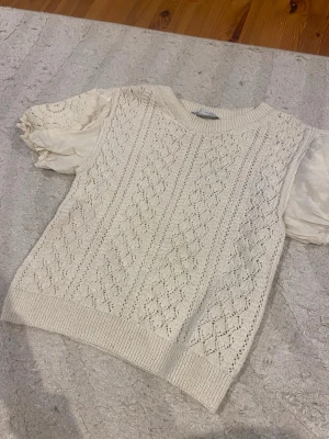 Vit stickad topp från Zara - Supersöt vit topp från Zara i storlek S! Jätte fin och är luftig till sommaren och passar perfekt till sommarens outfits🤍jätte bra skick! Nypris 359-400kr!🤗