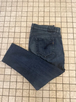 Dondup George - Dondup Jeans | modell George | storlek 34W-30L, ingen storleks tag men passar 34W, mått finns, skick 7/10, lite slitna bak, se bild | nypris 3500kr, mitt pris endast 299! |