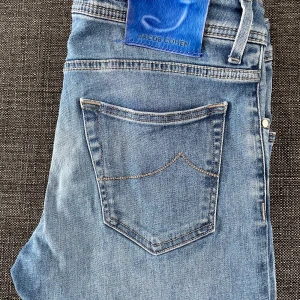 Blå jeans från Jacob Cohen - Säljer ett par riktigt schysta JC jeans i W 32. Längden är 103cm och midjan är 42cm. Nypris ligger runt 6000 och jag säljer för endast 1499 
