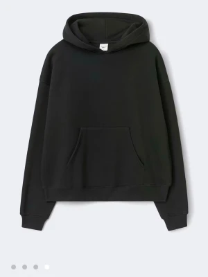 Hoodie från Gina tricot - Det är den svarta iconic hoodie i färgen svart. Den är i bra skick och säljer pga att den kommer inte till användning för tar min gråa istället 💕