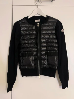 Helt ny Moncler cardigan  - Helt ny moncler cardigan, skriv för mer info Modellen på bilden är 152 cm lång. 0bs lnte 0rglnaI