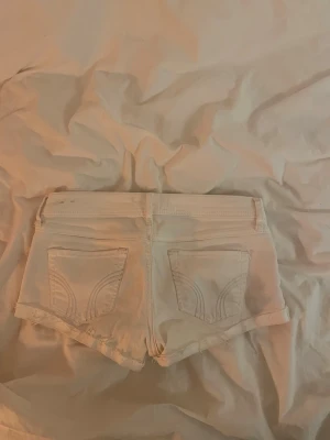 Jeansshorts  - Säljer ett par jeansshorts ifrån hollister i w25💕