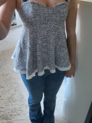 Grå Zara topp - Säljer denna skitsnygg toppen ifrån Zara, använd 1-2 gånger och är i väldigt bra skick. Perfekt på fest eller i vår/sommar tider💗