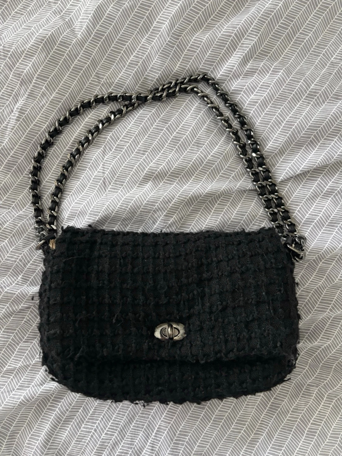 Svart väska med kedja